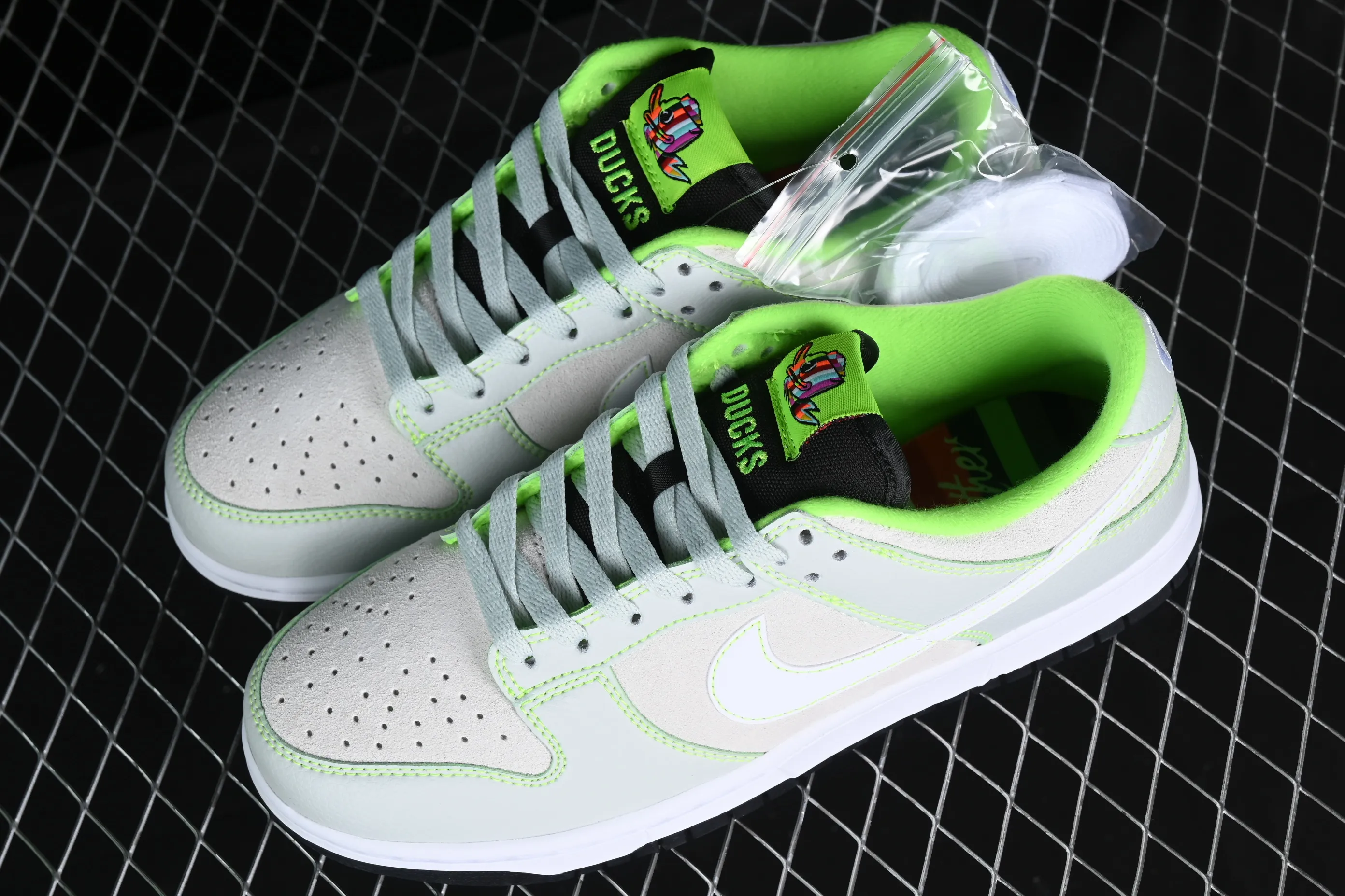 All Categories Nk SB Dunk Series Nk SB Dunk Low Low-top sneakers Nk SB Dunk Low PE "University Of Oregon" Oregon Green Duck SB low-top casual sneakers FQ7260-001